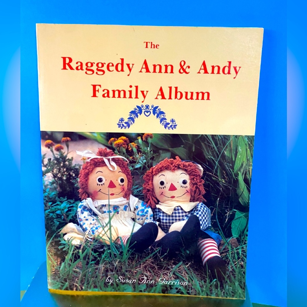 Raggedy Ann & Andy Family Album Book 1989 NEW Illustration & History 144p.